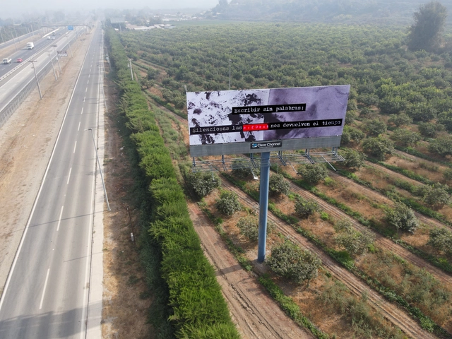 Vía Crisis: Poesía visual que transforma una autopista en galería de arte - Imagen Principal
