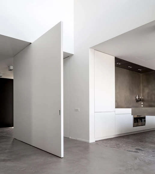 Puertas de gran tamaño en interiores residenciales - Imagen Principal