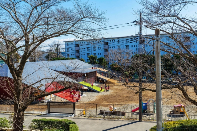 A Hill Kindergarten in Japan / STUDIO YY - Exterior Photography, Kindergarten, Facade, Bench