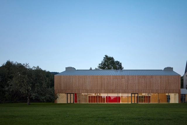 Centro deportivo de la escuela primaria Hrozenkov / Consequence forma architects - Fotografía exterior, Arquitectura Deportiva, Fachada