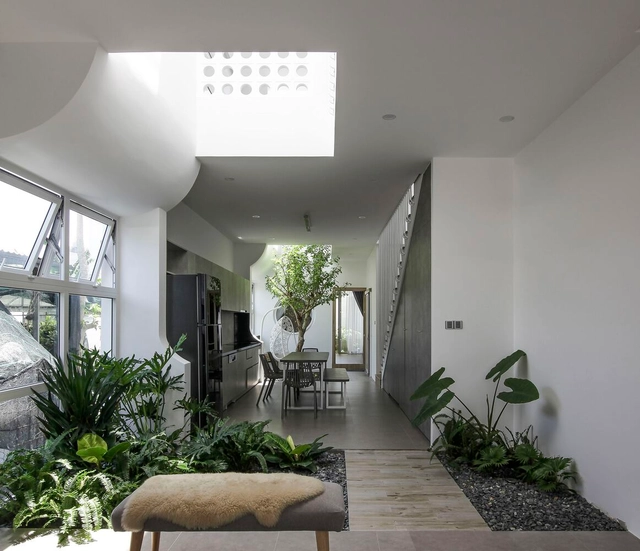 Casa flujo / NAW Studio - Fotografía interior, Casas, Fachada, Mesas