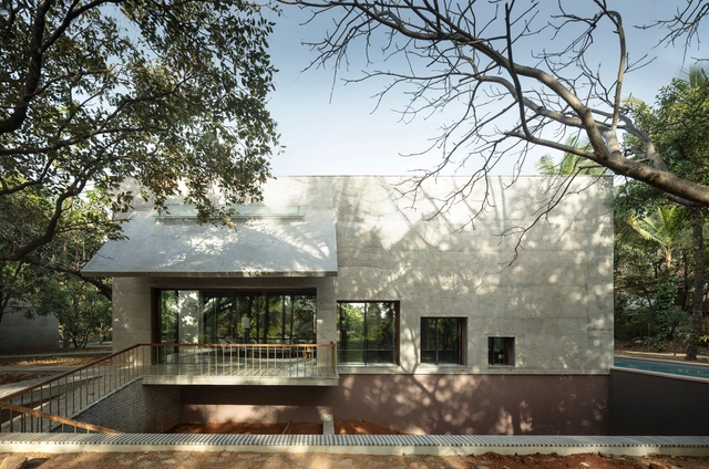 Casa de Experimentos Concretos / Samira Rathod Design Atelier - Fotografia de Exterior, Interiroes De Casas, Jardim, Fachada