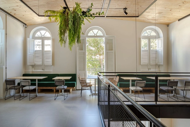 Restaurante Puro Saudável / Gabriel Magalhães Arquitetura - Fotografia de Interiores, Armazéns, Cozinha, Porta, Cerca, Viga, Arco, Fachada, Corrimão, Mesa, Cadeira, Bancada