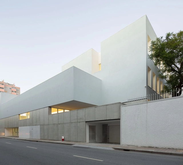 Colégio Luso-Francês / Pedro Mosca & Pedro Gonçalves Arquitectos - Fotografia de Exterior, Escolas, Fachada