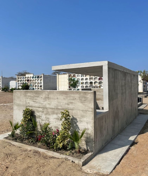 Mausoleo en el cementerio de Pacasmayo / Angas Kipa - Fotografía exterior, Criptas Y Mausoleos, Fachada