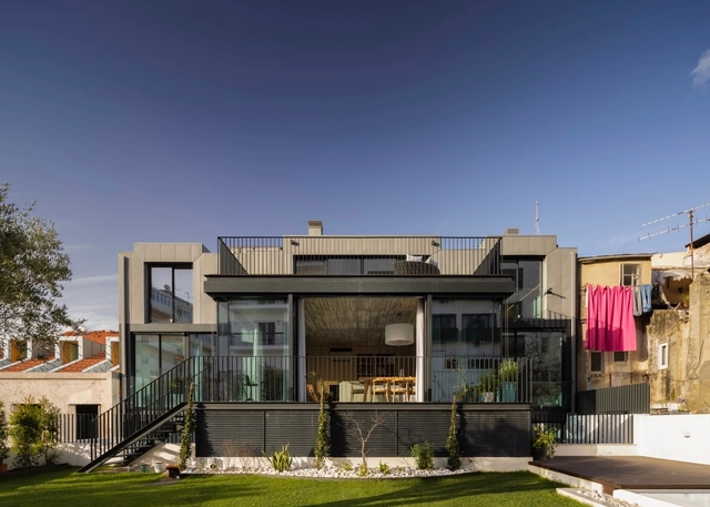 Edificio en Campo de Ourique / GV+Arquitectos - Fotografía exterior, Residencial, Puerta, Fachada