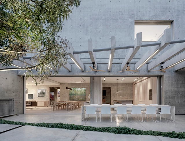 Casa K / Ronnie Alroy Architects - Fotografia de Exterior, Interiroes De Casas, Aido, Fachada, Porta, Viga, Cadeira, Mesa, Banco