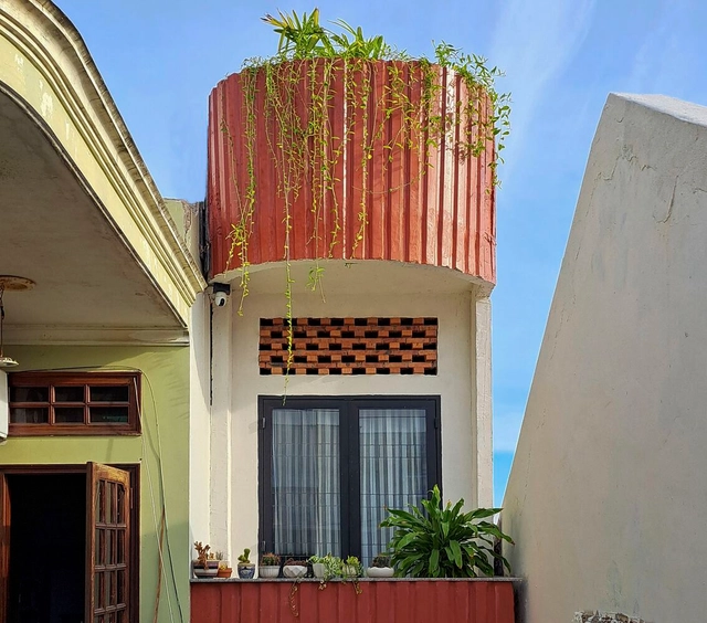 Pequeña casa roja / BY architects - Fotografía exterior, Casas, Fachada, Puerta