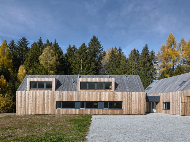 Administração Florestal Pacov / 20-20 Architects + Vyšehrad Atelier - Fotografia de Exterior, Edificios Públicos, Fachada, Porta, Floresta