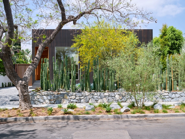 Casa centrada / aanda + HYCArch - Fotografía exterior, Casas, Jardín, Fachada