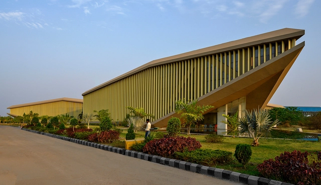 Oficina con Patio / Sanjay Puri Architects - Fotografía exterior, Edificio De Oficinas, Jardín, Fachada