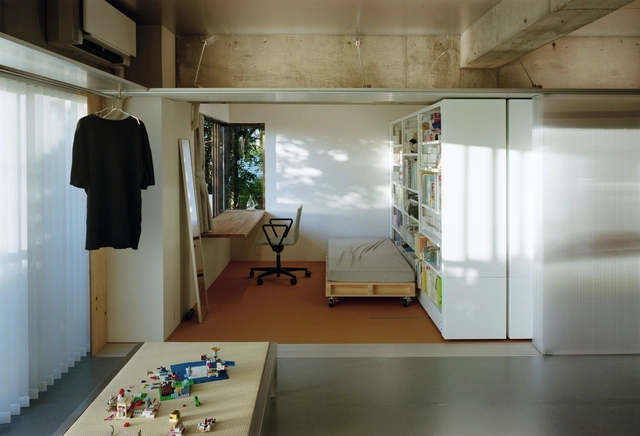 可移动多变空间，樱坂建筑师自宅公寓改造 / ICADA + Masaaki Iwamoto Laboratory - 室内图, 公寓室内设计, 厨房, 门, 桌子, 床