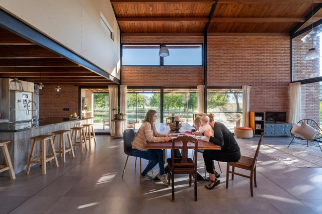 Casa granero / Sur taller de arquitectura - Fotografía interior, Casas, Fijación Vigas, Puerta, Fachada, Mesas, Sillas