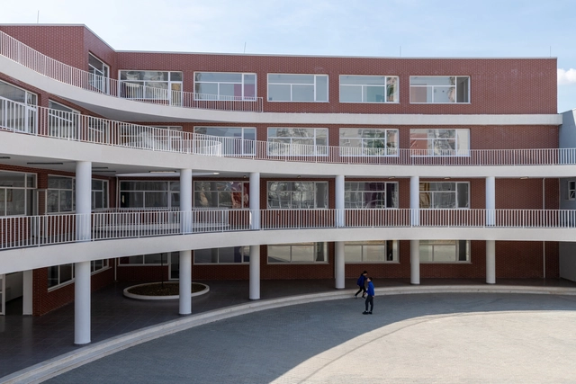 Escola Primária e Secundária / StudioArch4 - Fotografia de Exterior, Escola Primária, Fachada, Porta