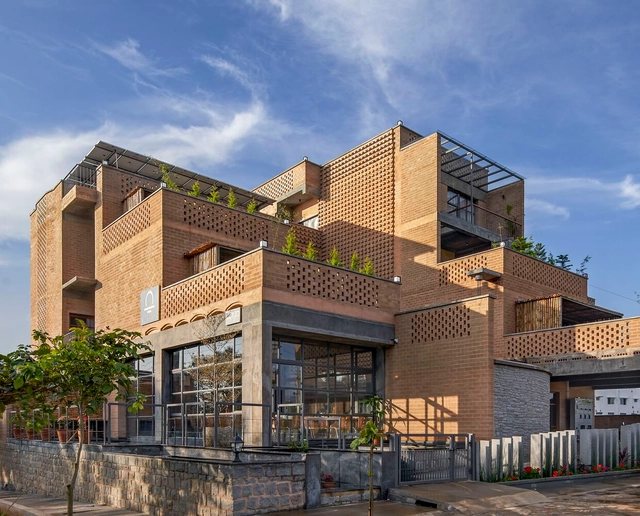 本土材料与传统工艺，Sunyata 生态酒店 / Design Kacheri - 建筑图, 酒店, 表皮, 围栏