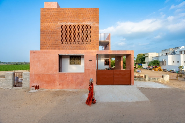 Casa Shoonya / BandukSmith Studio - Fotografia de Exterior, Casas, Fachada, Porta, Escada