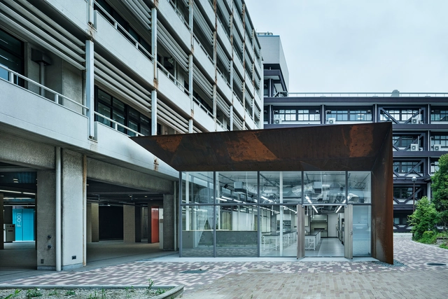 F Building Laboratories Osaka City University Faculty of Engineering / Katsuhiro Miyamoto + Akito Yamaguchi - Exterior Photography, Other Facilities, Courtyard, Facade, Door, Handrail