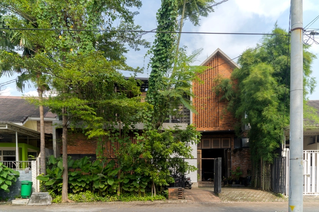 Biophilic Office / Andyrahman Architect - Office Buildings