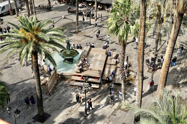 "Ocupar el centro con la palabra": Una instalación sobre debate, espacio público y ciudad en la plaza Real de Barcelona - Imagen Principal