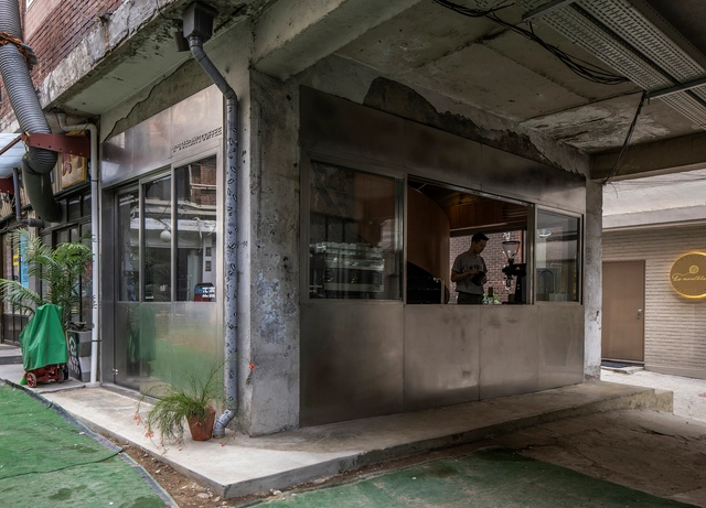 Café em Pé / T-FP - Fotografia de Interiores, Cafeterias, Fachada, Porta