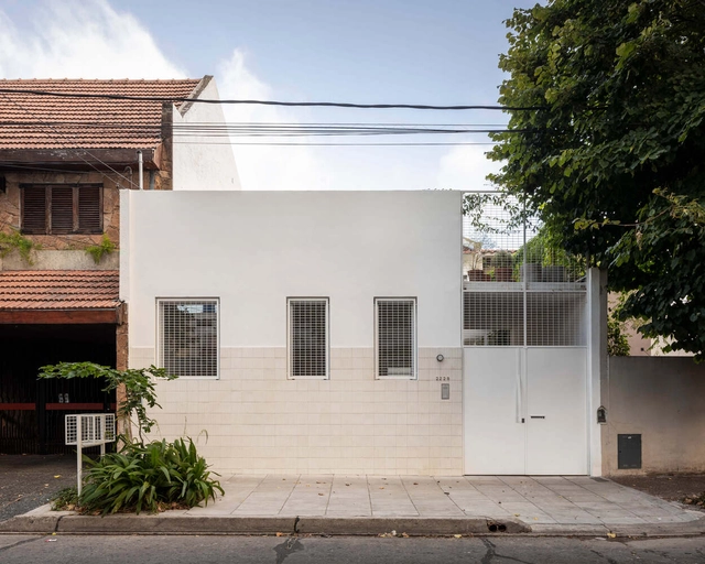 2 Houses / Florencia Rissotti Arq - Exterior Photography, Renovation, Facade, Door