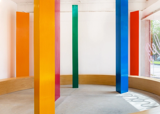 Simplicidad, colores y formas abstractas: el nuevo espacio diseñado por Benjamín Cadena en Bogotá - Imagen Principal