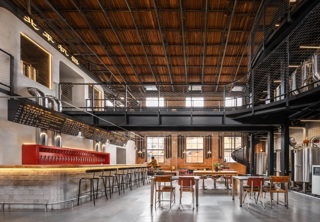 Taverna Peiping Machine / ATLAS - Fotografia de Interiores, Renovação, Viga, Porta, Corrimão, Mesa, Iluminação, Cadeira, Banco