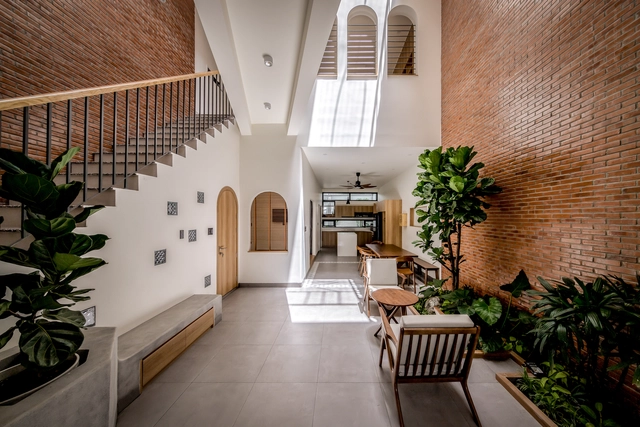 Tropical Townhouse / Dat Thu Design and Construction - Interior Photography, Houses, Stairs, Facade, Chair