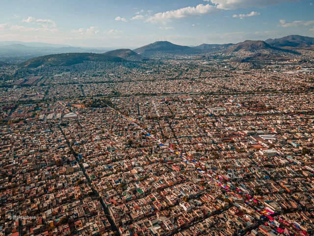 A estetização da desigualdade: paisagens contrastantes na periferia da Cidade do México - Imagem de Destaque