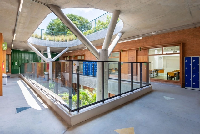 CAMB Escola Caminho Aberto / Fernanda Dabbur Arquitetura + Carolina Penna Arquitetos - Fotografia de Interiores, Escola Primária, Fachada, Viga, Corrimão