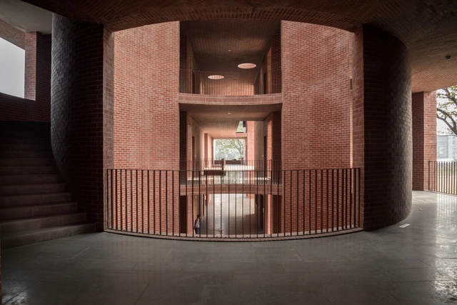 ULAB New Campus / Kashef Chowdhury - URBANA - Interior Photography, University, Facade, Column, Arch, Stairs, Handrail