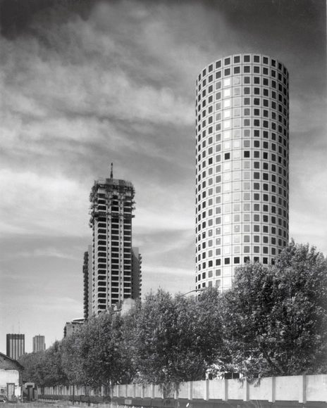 Clásicos de Arquitectura: Edificio Prourban / MSGSSV  - Fotografía exterior, Fachada, Urbano