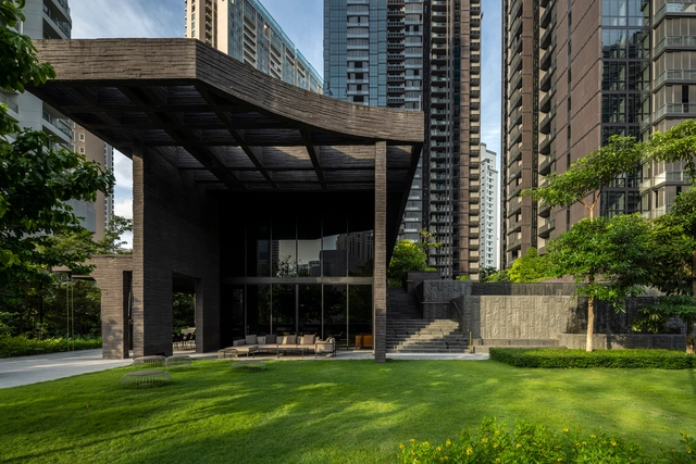 Martin Modern Residential Building / ADDP Architects + ipli architects - Exterior Photography, Residential, Garden, Facade, Cityscape