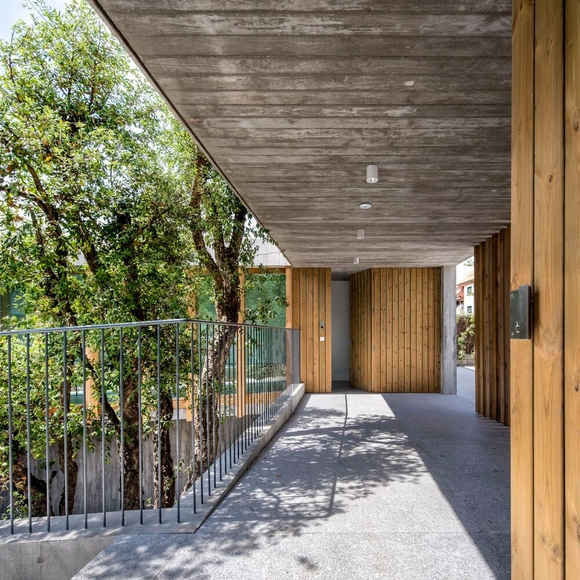 Casa en Nigrán / Castroferro Arquitectos - Fotografía interior, Casas, Patio interior, Fachada, Cierros, Pilares, Fijación Vigas, Puerta, Barandas