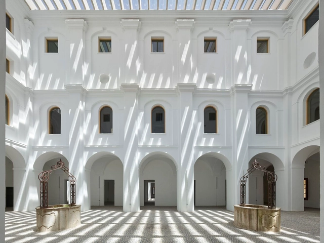 Recuperación del Antiguo Hospital de San Sebastián / José María Sánchez García - Fotografía interior, Reconversión, Patio interior, Fachada, Pilares, Arcada, Arco