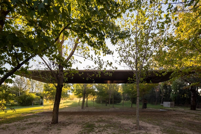 Pabellón la nave / Estudio Pablo Gagliardo - Fotografía exterior, Otras Estructuras, Jardín, Bosque