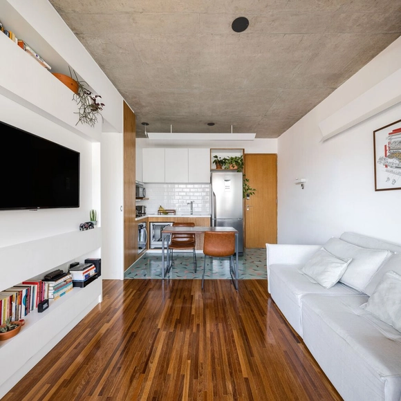 Departamento Klabin / Estúdio Brasileiro de Arquitetura + Ateliê AU - Fotografía interior, Interiores De Apartamentos, Puerta, Iluminación, Mesas, Sillas