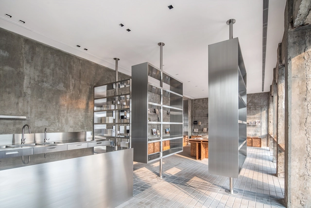 Livraria Jetlag / +C Architects - Fotografia de Interiores, Loja, Cozinha, Fachada, Corrimão, Porta, Escada, Bancada