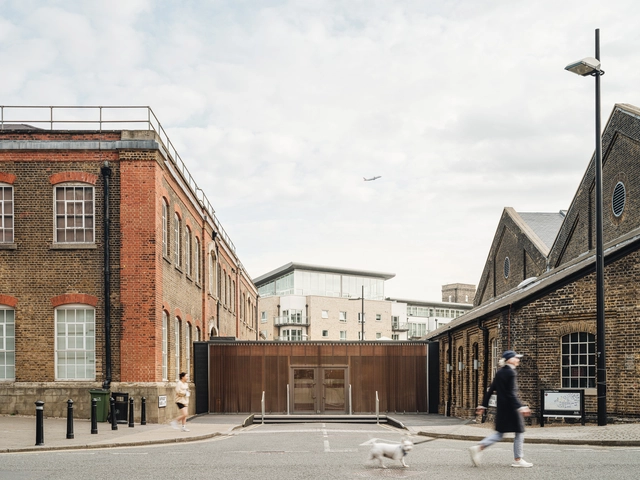 Pavilhão de Entrada Punchdrunk / Haworth Tompkins - Fotografia de Exterior, Pavilhão , Fachada