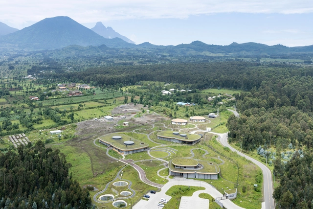 Campus Ellen DeGeneres do Fossey Gorilla Fund / MASS Design Group - Fotografia de Exterior, Sustentabilidade, Jardim