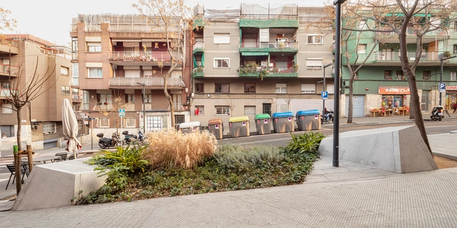 Arquitectura excluyente: cómo las intervenciones en los espacios públicos ignoran a las personas sin hogar - Imagen Principal