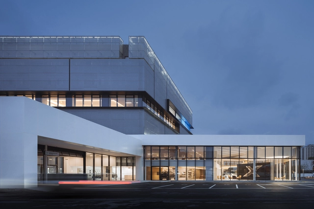 成都BMW宝马体验中心 / 朱海博建筑设计事务所 - 建筑图, 商店, 表皮