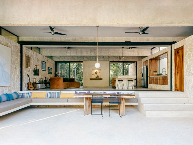 Casa Tulum / NOIZ architekti - Fotografia de Interiores, Casas, Cozinha, Viga, Porta, Mesa, Banco, Cadeira