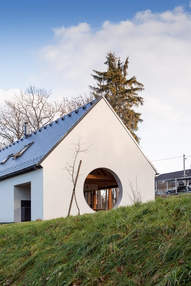 Casa com uma Abertura Circular / Lenka Míková architekti - Fotografia de Exterior, Casas