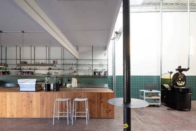 Cuervo Tostadero de cafe / Mutar - Fotografía interior, Interiores De Cafeterías, Cocina, Fijación Vigas, Encimera, Mesas, Sillas