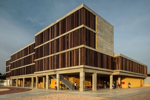 Escuela Francesa de Luanda - Lycee Francais Aloudine Boue / MATAG, Arquitectos e associados + Martin Duplantier Architectes - Fotografía exterior, Escuelas, Fachada