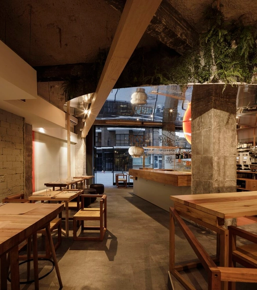 Bar Martirio / Estudio Curtidores - Fotografía interior, Bar, Fijación Vigas, Mesas