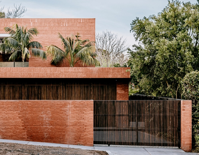 Anderson Road House / BE Architecture - Exterior Photography, Houses, Courtyard, Facade, Fence, Arch