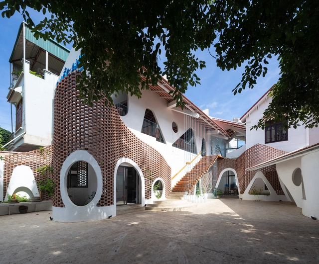 Casa QBY / Trung tran Studio - Fotografia de Exterior, Casas, Aido, Fachada, Arco, Arcada
