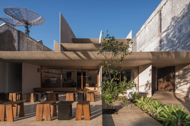 Locaāhands Dining Club / Isso Architects - Exterior Photography, Restaurant, Courtyard, Facade, Chair